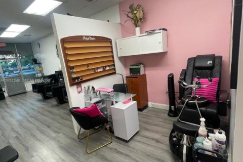 Commercial property in Hollywood, Florida № 2089289 - photo 16