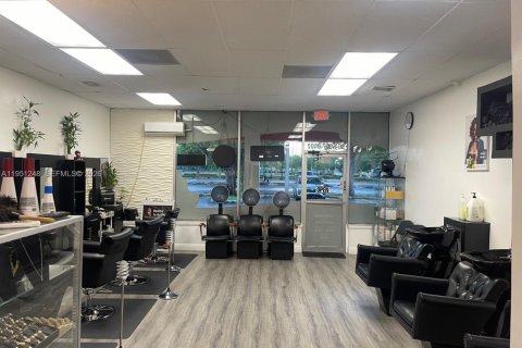 Commercial property in Hollywood, Florida № 2089289 - photo 4