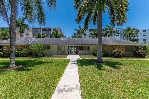 Copropriété à vendre à Hallandale Beach, Floride: 1 chambre, 78.69 m2 № 1940803 - photo 22