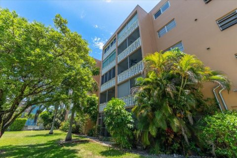 Copropriété à vendre à Hallandale Beach, Floride: 1 chambre, 78.69 m2 № 1940803 - photo 17