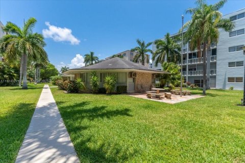 Copropriété à vendre à Hallandale Beach, Floride: 1 chambre, 78.69 m2 № 1940803 - photo 23