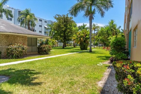 Copropriété à vendre à Hallandale Beach, Floride: 1 chambre, 78.69 m2 № 1940803 - photo 21
