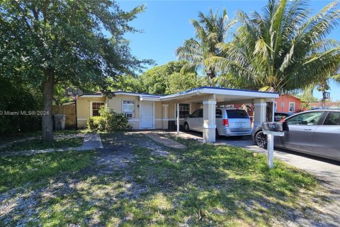 Купить виллу или дом в Помпано-Бич, Флорида 5 спален, 155.05м2, № 1177631 - фото 1