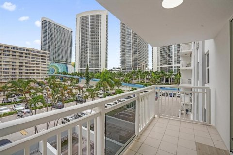 Condominio en venta en Hallandale Beach, Florida, 2 dormitorios, 111.48 m2 № 2014029 - foto 3