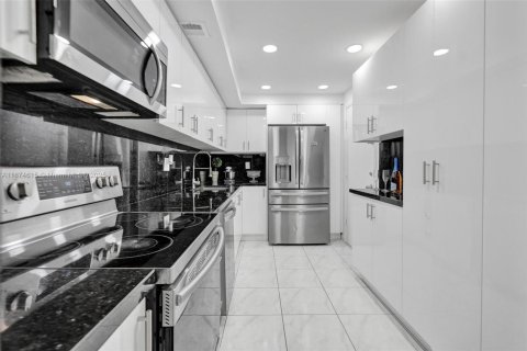 Condominio en venta en Hallandale Beach, Florida, 2 dormitorios, 111.48 m2 № 2014029 - foto 16