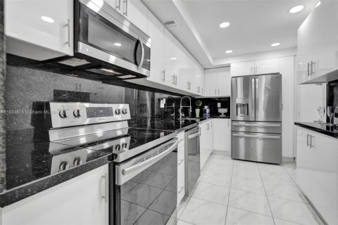 Condominio en Hallandale Beach, Florida, 2 dormitorios  № 2014029