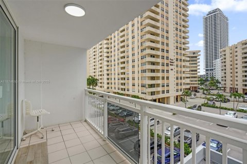 Condominio en venta en Hallandale Beach, Florida, 2 dormitorios, 111.48 m2 № 2014029 - foto 27