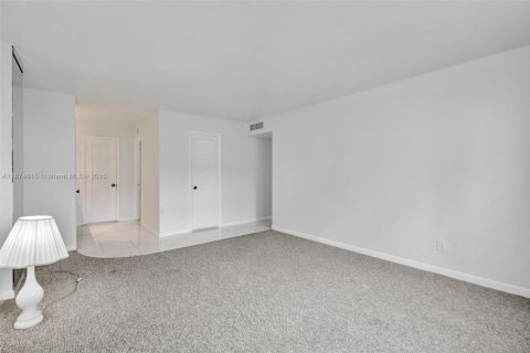 Condominio en venta en Hallandale Beach, Florida, 2 dormitorios, 111.48 m2 № 2014029 - foto 14