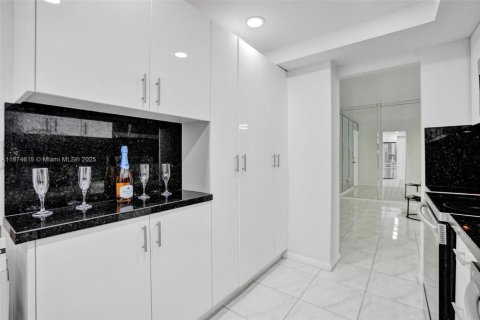 Condominio en venta en Hallandale Beach, Florida, 2 dormitorios, 111.48 m2 № 2014029 - foto 19