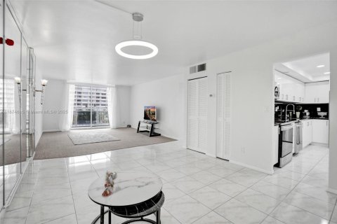 Condominio en venta en Hallandale Beach, Florida, 2 dormitorios, 111.48 m2 № 2014029 - foto 21