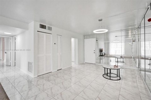 Condominio en venta en Hallandale Beach, Florida, 2 dormitorios, 111.48 m2 № 2014029 - foto 4