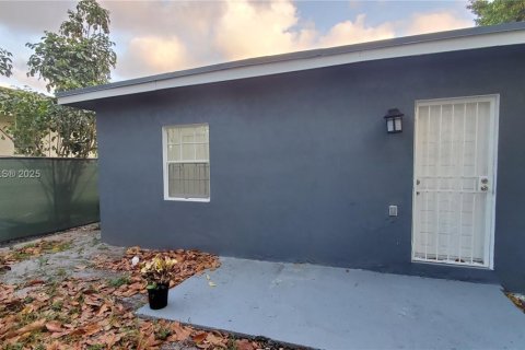 Casa en venta en Miami, Florida, 2 dormitorios, 58.06 m2 № 1830845 - foto 2