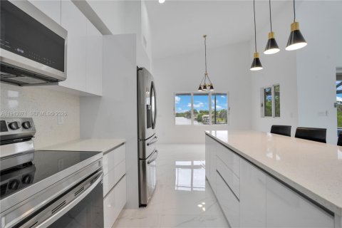 Villa ou maison à vendre à Cape Coral, Floride: 4 chambres, 213.21 m2 № 1999340 - photo 13