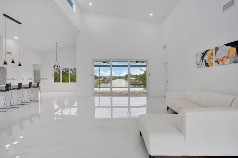 Villa ou maison à vendre à Cape Coral, Floride: 4 chambres, 213.21 m2 № 1999340 - photo 9