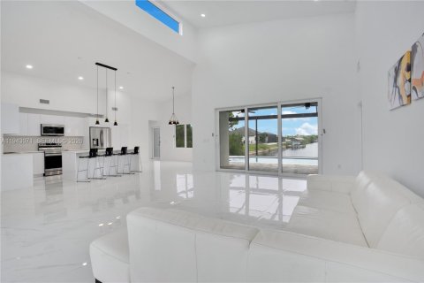 Villa ou maison à vendre à Cape Coral, Floride: 4 chambres, 213.21 m2 № 1999340 - photo 8