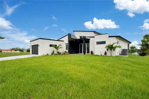 Villa ou maison à vendre à Cape Coral, Floride: 4 chambres, 213.21 m2 № 1999340 - photo 2