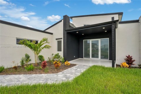 Villa ou maison à vendre à Cape Coral, Floride: 4 chambres, 213.21 m2 № 1999340 - photo 3