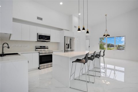 Villa ou maison à vendre à Cape Coral, Floride: 4 chambres, 213.21 m2 № 1999340 - photo 10