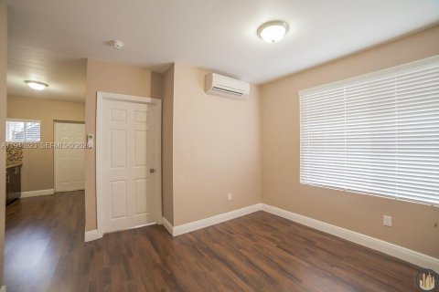 Снять в аренду квартиру в Майами, Флорида 1 спальня, 41.81м2, № 2004709 - фото 4