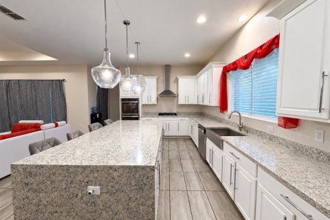House in Winter Garden, Florida 5 bedrooms, 289.67 sq.m. № 2425977 - photo 15