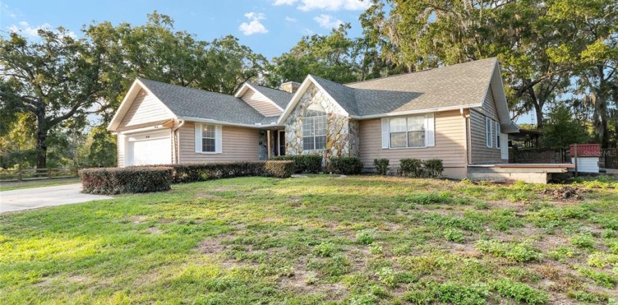 House in Ocala, Florida 3 bedrooms, 285.58 sq.m. № 2108428