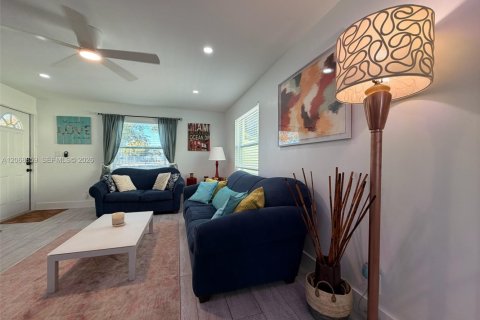 Villa ou maison à louer à Lantana, Floride: 3 chambres, 93.55 m2 № 2292890 - photo 4