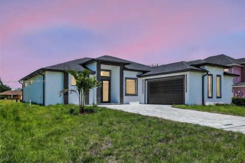 Casa en venta en Cape Coral, Florida, 3 dormitorios, 181.16 m2 № 1945744 - foto 1