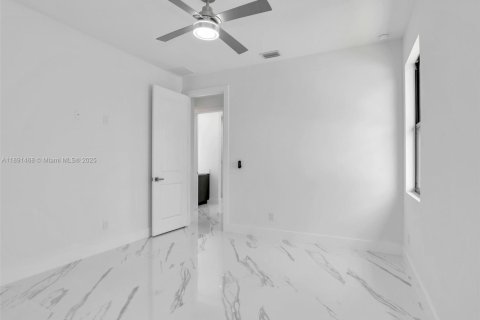 Casa en venta en Cape Coral, Florida, 3 dormitorios, 181.16 m2 № 1945744 - foto 29