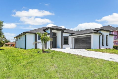 Casa en venta en Cape Coral, Florida, 3 dormitorios, 181.16 m2 № 1945744 - foto 2