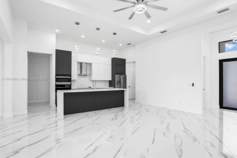 Casa en venta en Cape Coral, Florida, 3 dormitorios, 181.16 m2 № 1945744 - foto 13
