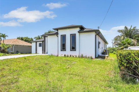 Casa en venta en Cape Coral, Florida, 3 dormitorios, 181.16 m2 № 1945744 - foto 3