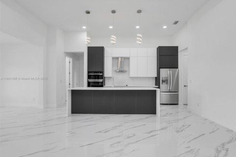 Casa en venta en Cape Coral, Florida, 3 dormitorios, 181.16 m2 № 1945744 - foto 12