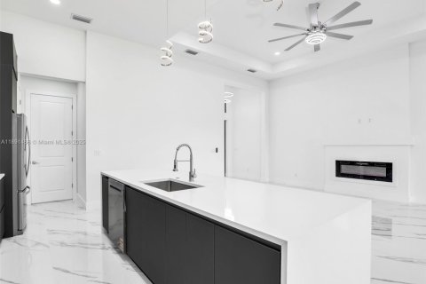 Casa en venta en Cape Coral, Florida, 3 dormitorios, 181.16 m2 № 1945744 - foto 8