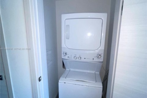 Condo in Miami, Florida, 3 bedrooms  № 2003619 - photo 17