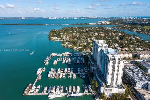 Condominio en venta en Miami Beach, Florida, 1 dormitorio, 76.18 m2 № 1858873 - foto 1