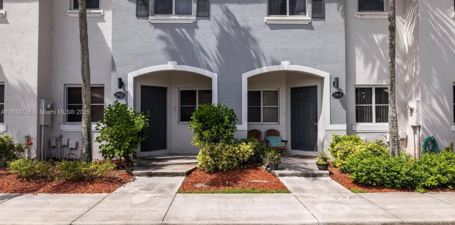 Townhouse in Homestead, Florida 2 bedrooms, 108.32 sq.m. № 1825470