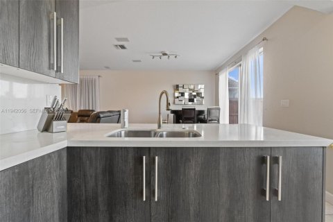 Villa ou maison à vendre à Miami, Floride: 5 chambres, 186.08 m2 № 1999020 - photo 15