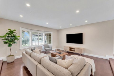 House in Miami, Florida 3 bedrooms, 168.25 sq.m. № 2010488 - photo 7