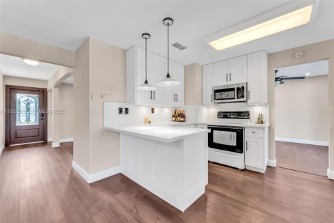 House in Miami, Florida 3 bedrooms, 168.25 sq.m. № 2010488 - photo 10