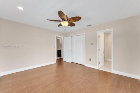 House in Miami, Florida 3 bedrooms, 168.25 sq.m. № 2010488 - photo 23