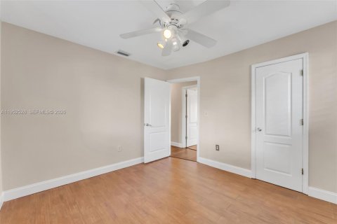 House in Miami, Florida 3 bedrooms, 168.25 sq.m. № 2010488 - photo 20