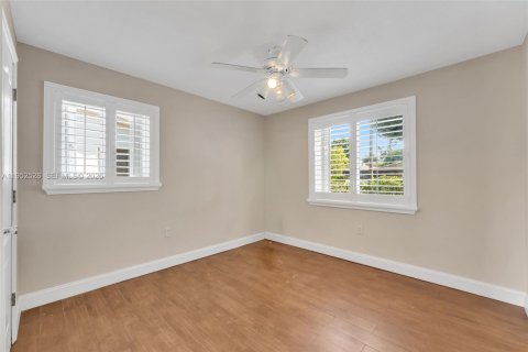 House in Miami, Florida 3 bedrooms, 168.25 sq.m. № 2010488 - photo 19