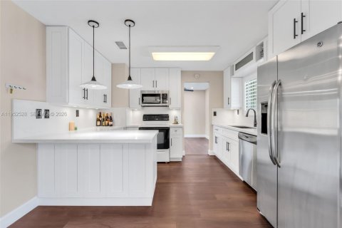 House in Miami, Florida 3 bedrooms, 168.25 sq.m. № 2010488 - photo 12