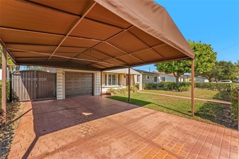 House in Miami, Florida 3 bedrooms, 168.25 sq.m. № 2010488 - photo 3