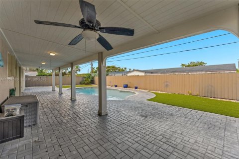 House in Miami, Florida 3 bedrooms, 168.25 sq.m. № 2010488 - photo 26