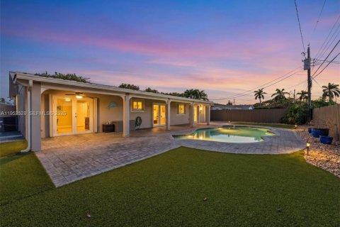 House in Miami, Florida 3 bedrooms, 168.25 sq.m. № 2010488 - photo 27