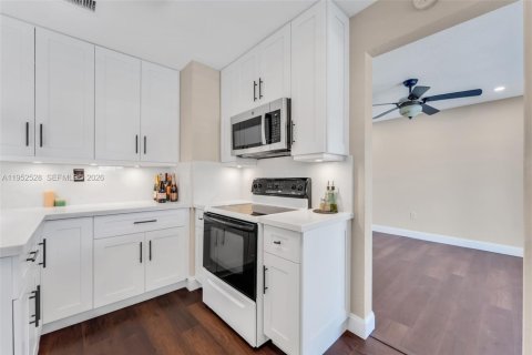 House in Miami, Florida 3 bedrooms, 168.25 sq.m. № 2010488 - photo 13