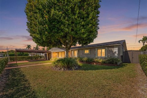 House in Miami, Florida 3 bedrooms, 168.25 sq.m. № 2010488