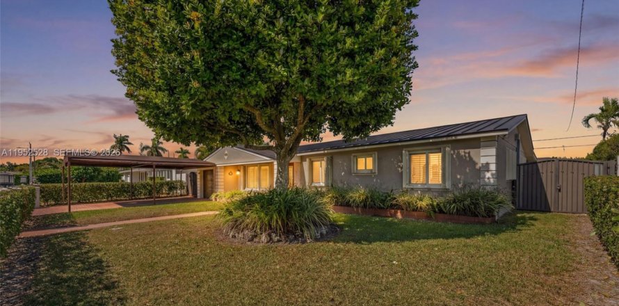 House in Miami, Florida 3 bedrooms, 168.25 sq.m. № 2010488