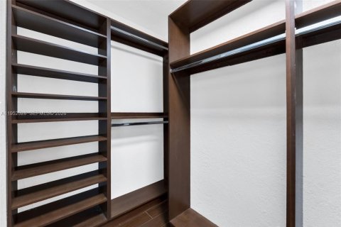 House in Miami, Florida 3 bedrooms, 168.25 sq.m. № 2010488 - photo 24